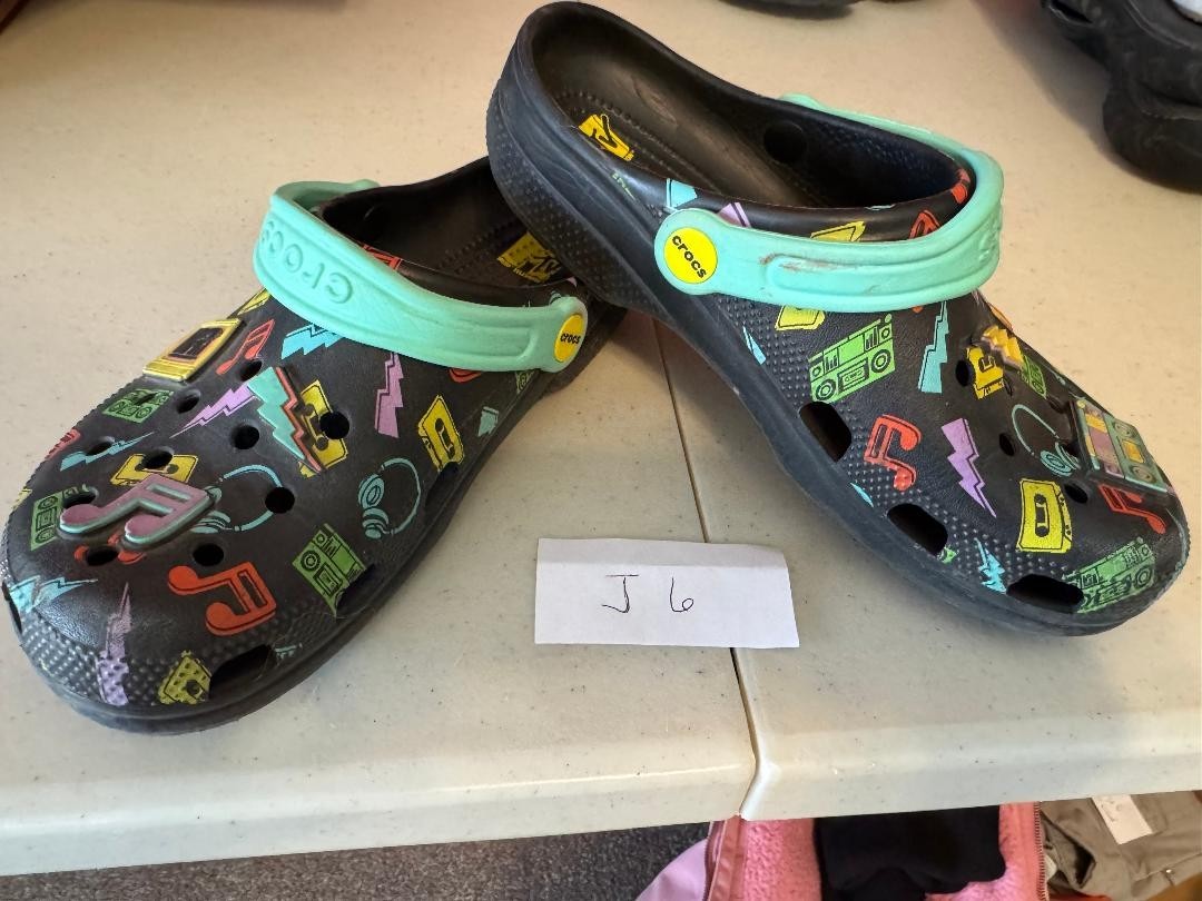Crocs Classic Clog  Size 6 MTV Black