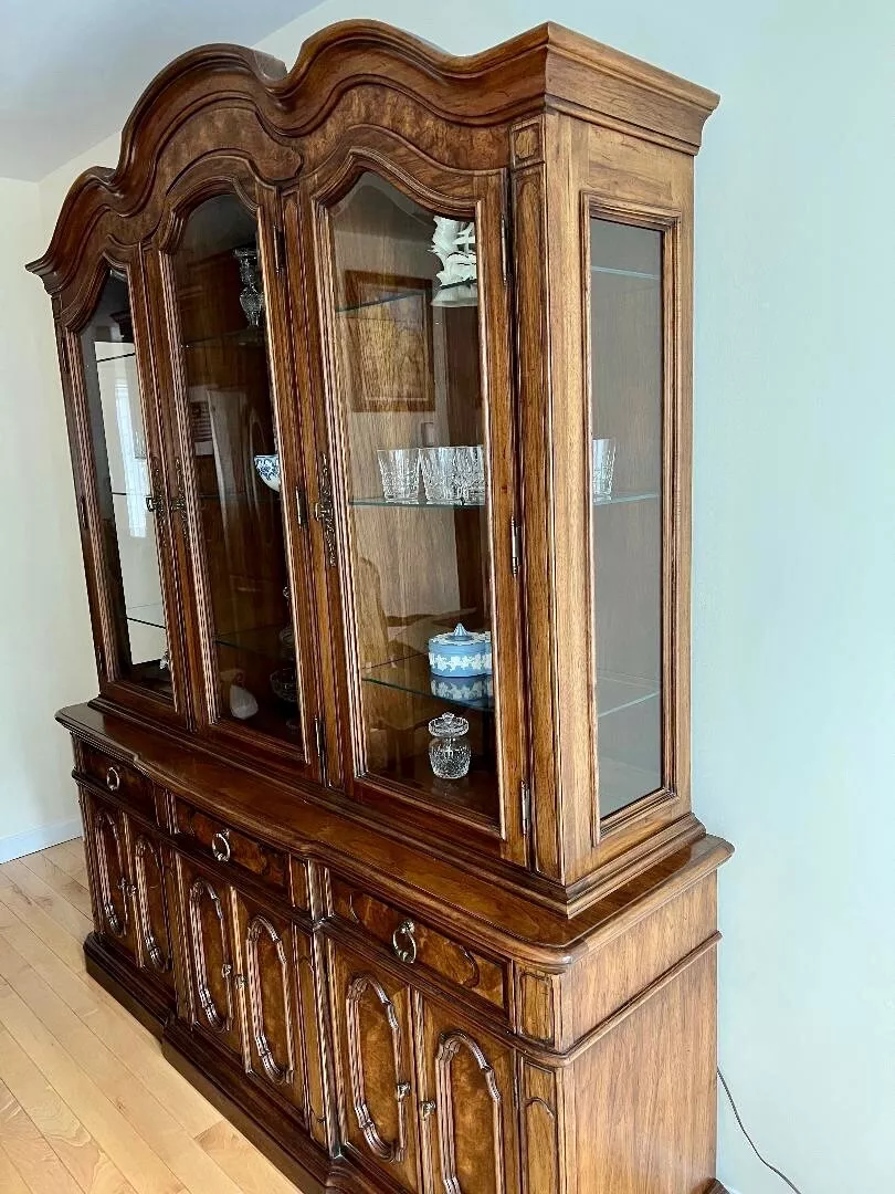 Thomasville Lighted Display Breakfront China Cabinet Excellent Condition