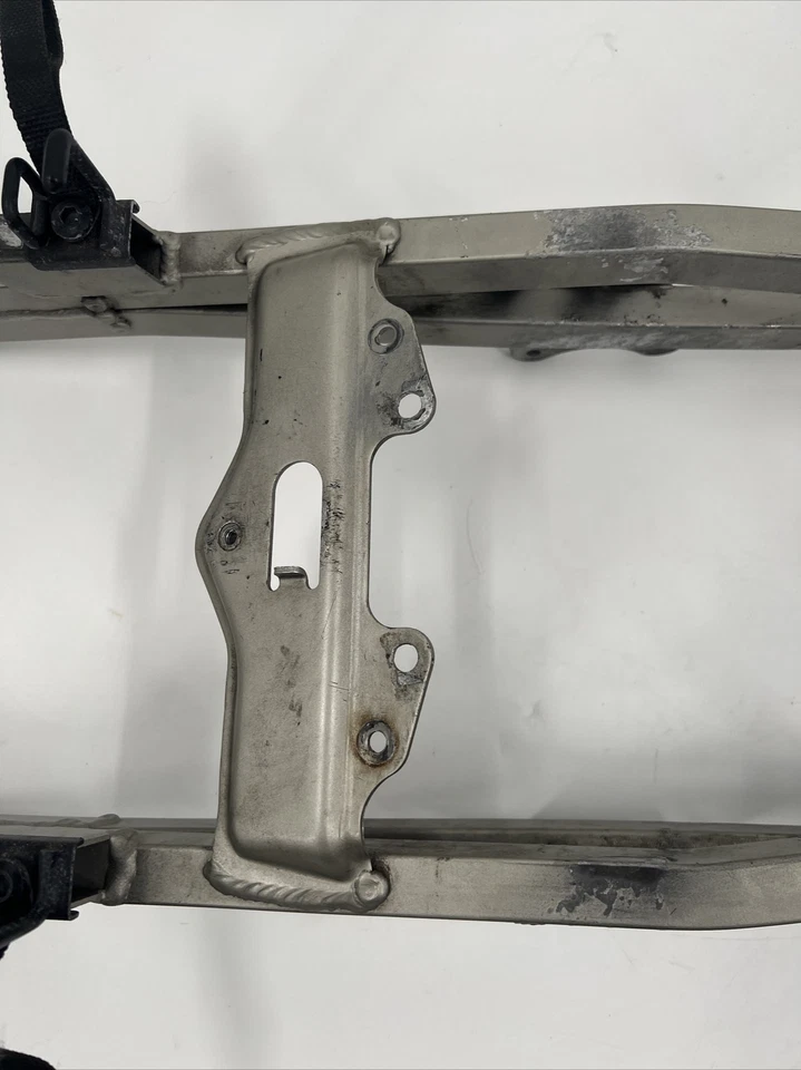 Subchasis trasero Kawasaki ZX6-G1 1998 parte n.º 32160-1671-TX en plata. Foto 4 de 4