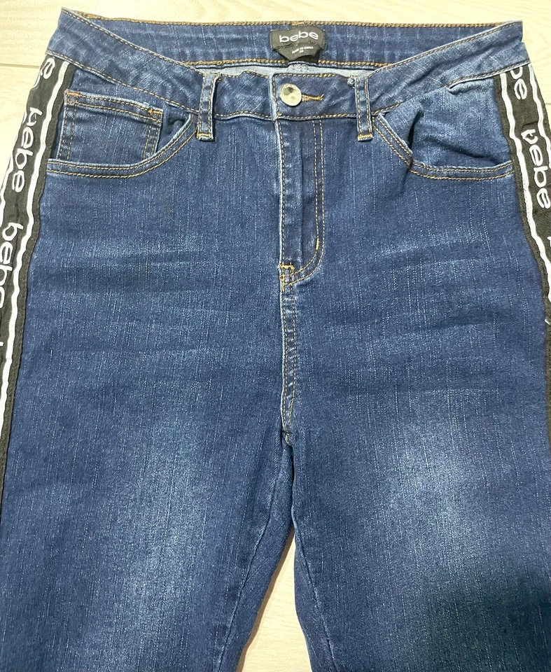 Pantalones de mezclilla ajustados Bebe para mujer con logotipo cinta lateral y bolsillo trasero deletreado Foto 3 de 4