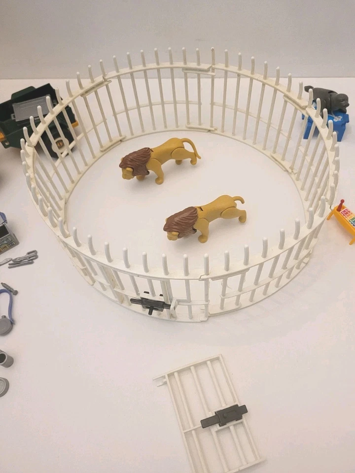 Playmobil lot cirque ref 4237 Educatrice avec chiens savants + cage lions + 4x4 - Photo 3/4