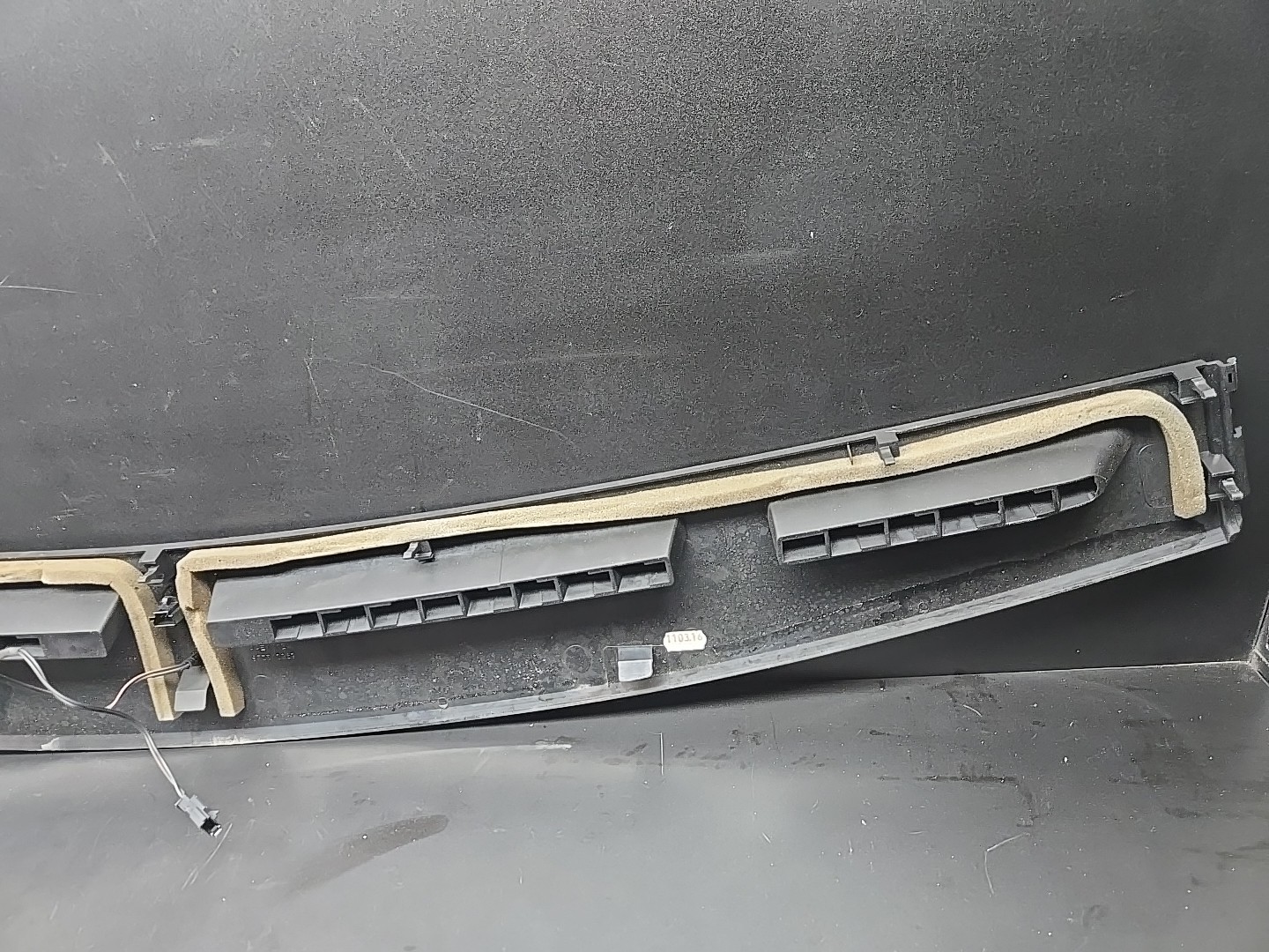 2014-2019 MASERATI GHIBLI  TOP DASH WINDSHIELD DEFROSTER VENT TRIM