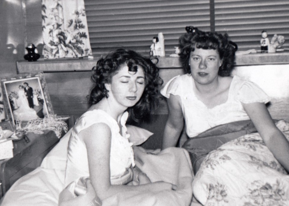 KINKY TRAILER PARK PORN WOMEN LESBIAN DRUNK BED PARTY ~ 1952 PHOTO | eBay