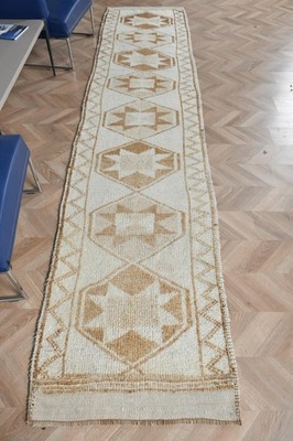 Vintage Turkish Runner Rug 2,6x12,9 ft, Herki White Wool Rug