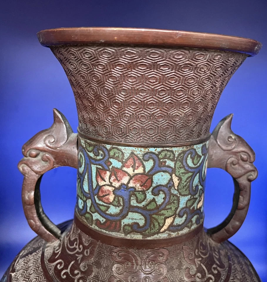 Jarrón Champleve japonés vintage de latón con esmalte floral Foto 4 de 4