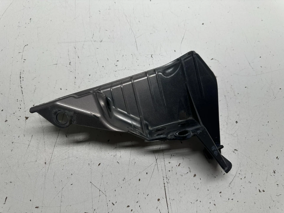 P30703 2010-2015 Jaguar XJ XJL Radiator Support Mount Bracket Driver Side OEM - Imagem 3 de 4