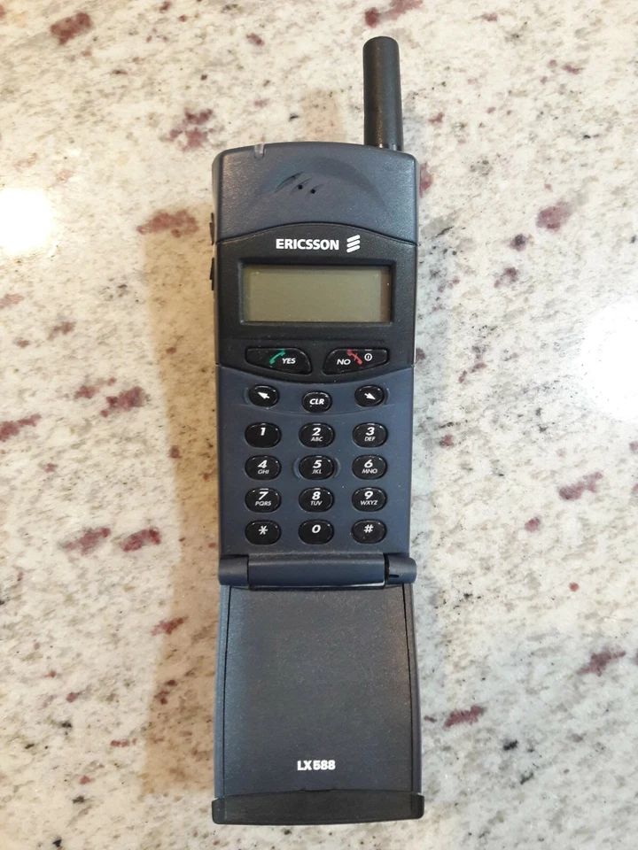 TELÉFONO CELULAR ERICSSON LX588 ABATIBLE CON CLIP PARA CINTURÓN DE COLECCIÓN RARO COLECCIONABLE AT&T Foto 2 de 4