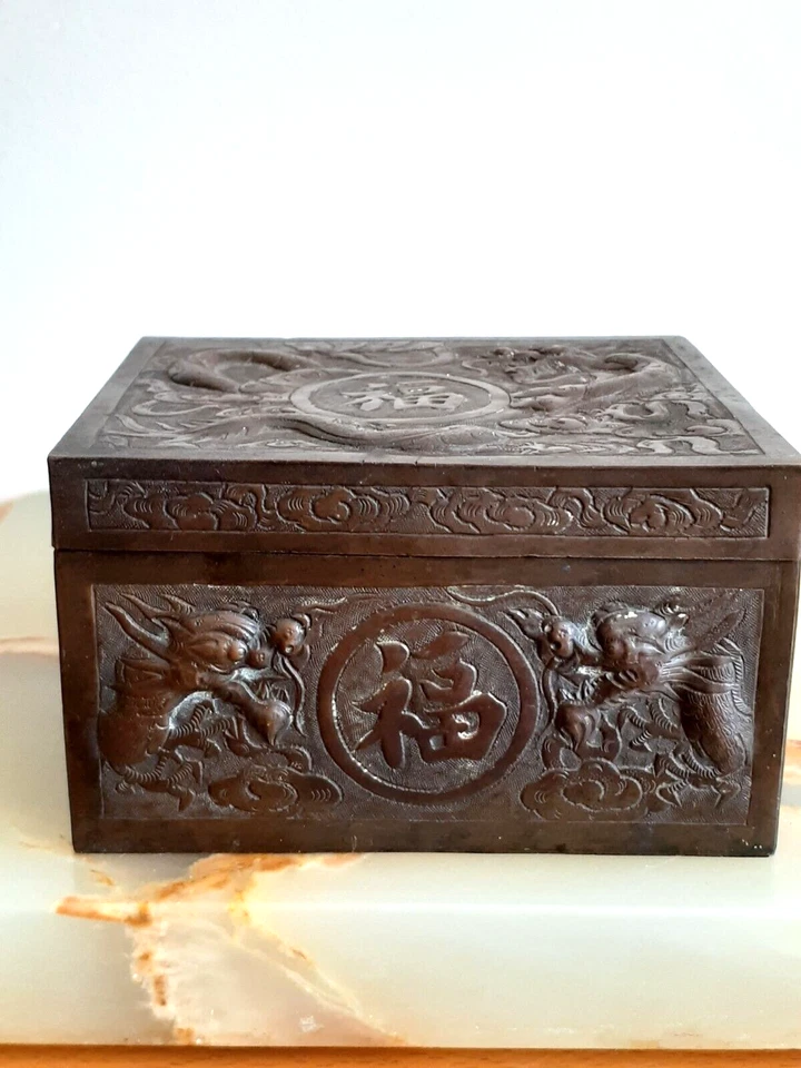 Antigua caja china de bronce del siglo XIX 2 dragones y símbolo de buena fortuna Foto 2 de 4