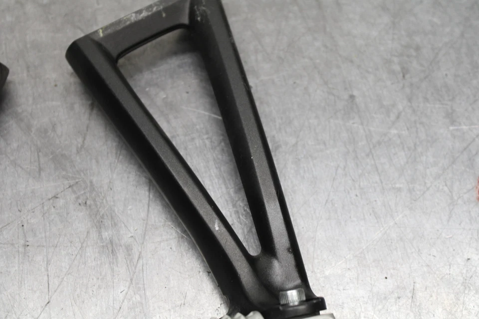 08-16 JUEGO DE CLAVIJAS DE PASAJERO TRASERO YAMAHA YZF R6 PAR BB127 Foto 4 de 4