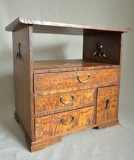 Cajonera pequeña japonesa antigua de madera con diseño de grúa calada