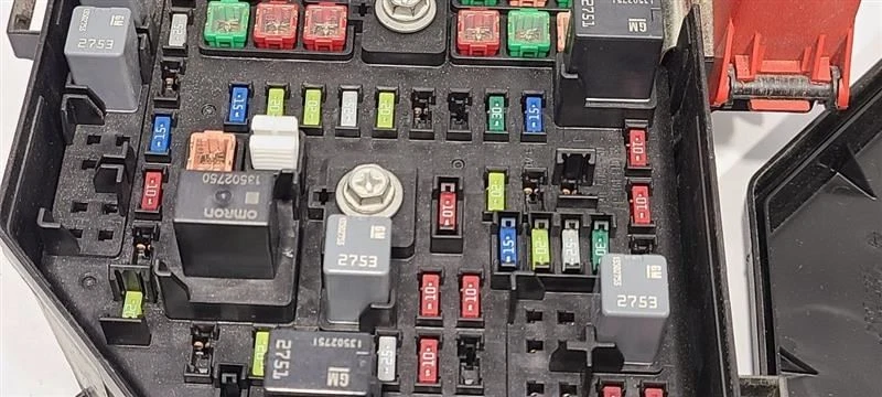 Коробка предохранителей двигатель 2015-2017 BUICK ENCAVE без буксировочного пакета  - Изображение 3 из 4