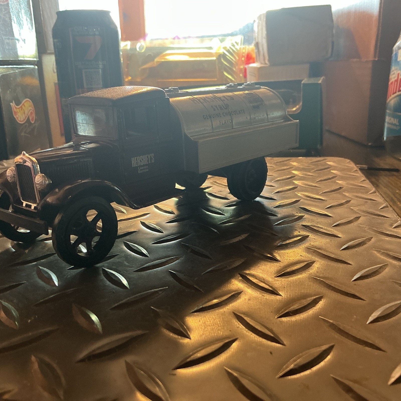 ERTL 1931 HAWKEYE HERSHEY'S SYRUP TANKER TRUCK 1:34 SCALE DIE CAST BANK