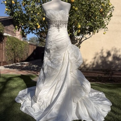 Wedding Dress Sale with Rhinestone Details on the Bust Size: US2/4 White Spring