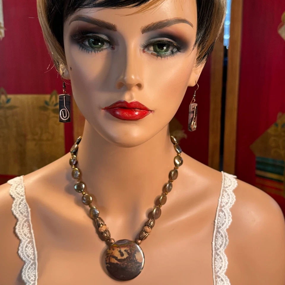 COLAR DE PÉROLAS COM PINGENTE DE JASPE CÊNICO COM BRINCOS ARTÍSTICOS COMBINANDO EM COBRE - Imagem 2 de 4