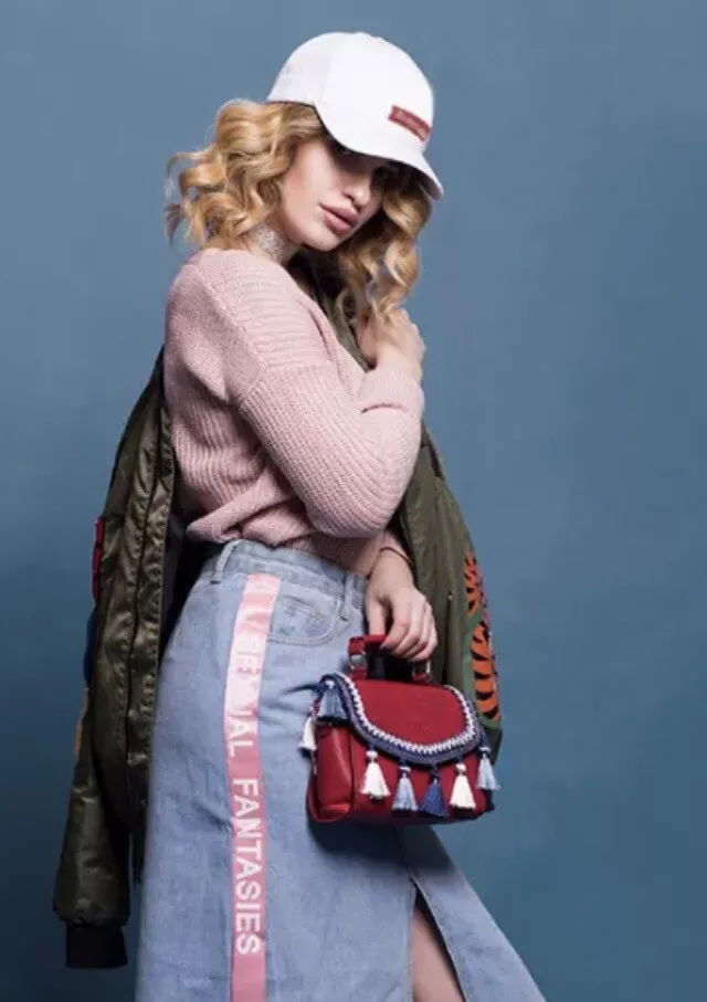 Chapeau rouge brodé 