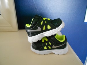 nike revolution 2 volt