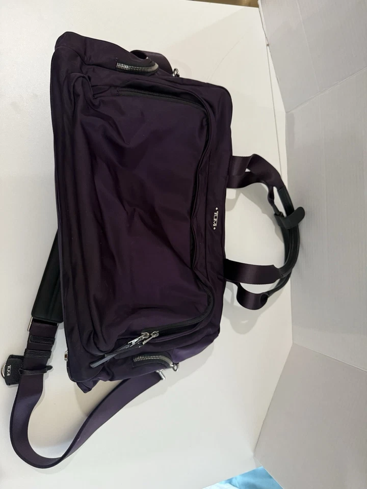 TUMI- VOYAGEUR- BOLSA TOTE MAUREN / ORIGINAL MSRP: US$ 295 roxo vibrante BlackBerry Flaw - Imagem 3 de 4