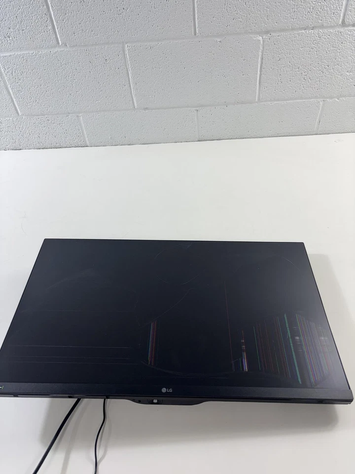 LG UltraGear QHD 27-Inch Gaming Monitor 27GL83A-B (LCD Screen Damaged)** - Image 2 of 4
