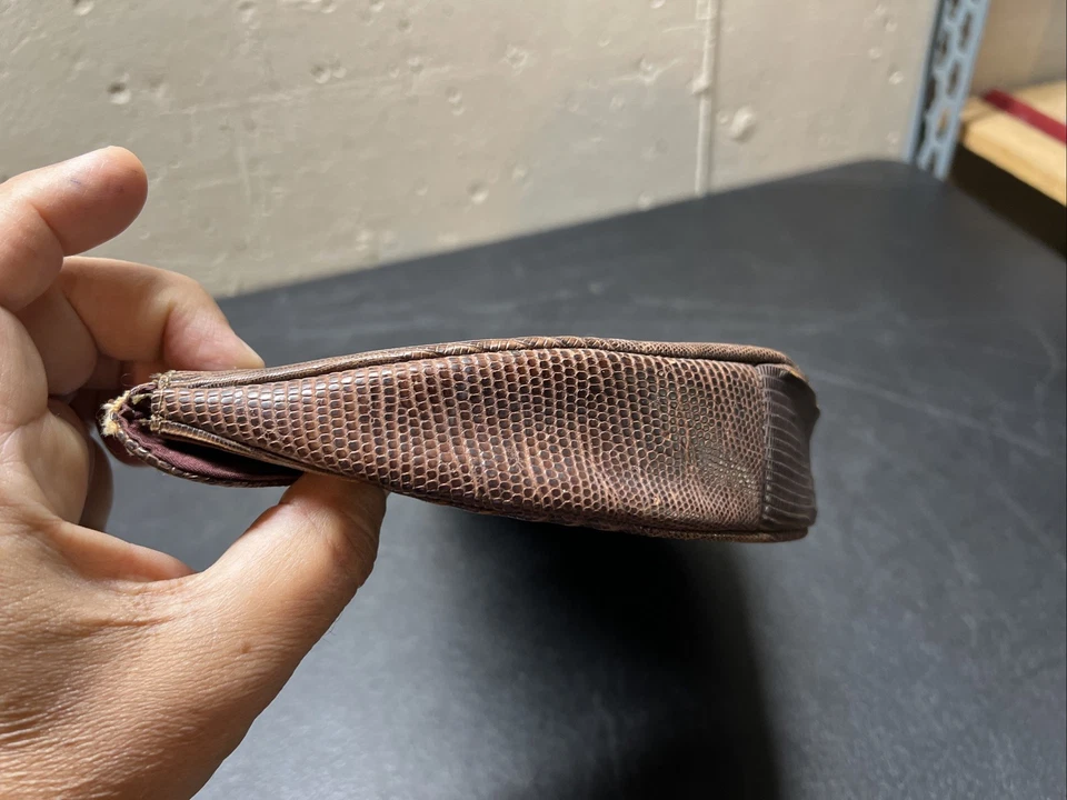 Bolsa de mão feminina vintage anos 1950 textura lagarto louco, clutch - Imagem 4 de 4