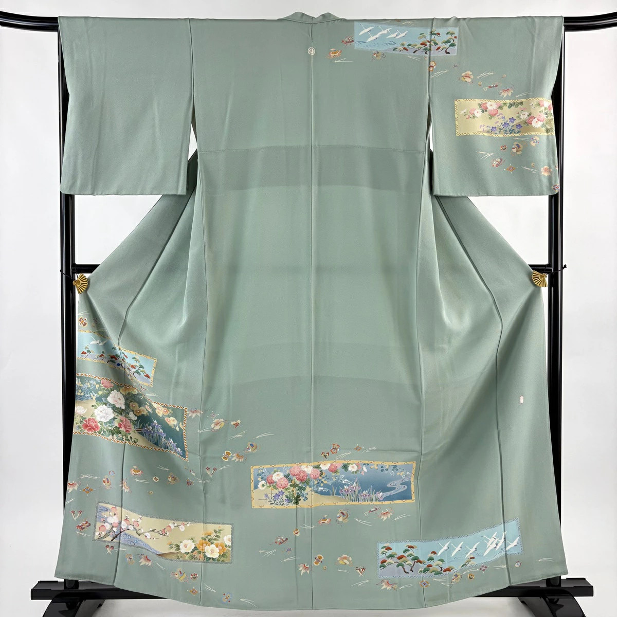 M Gray Silk Homongi Kimono 161.5cm Length Used Distinctive Floral Design