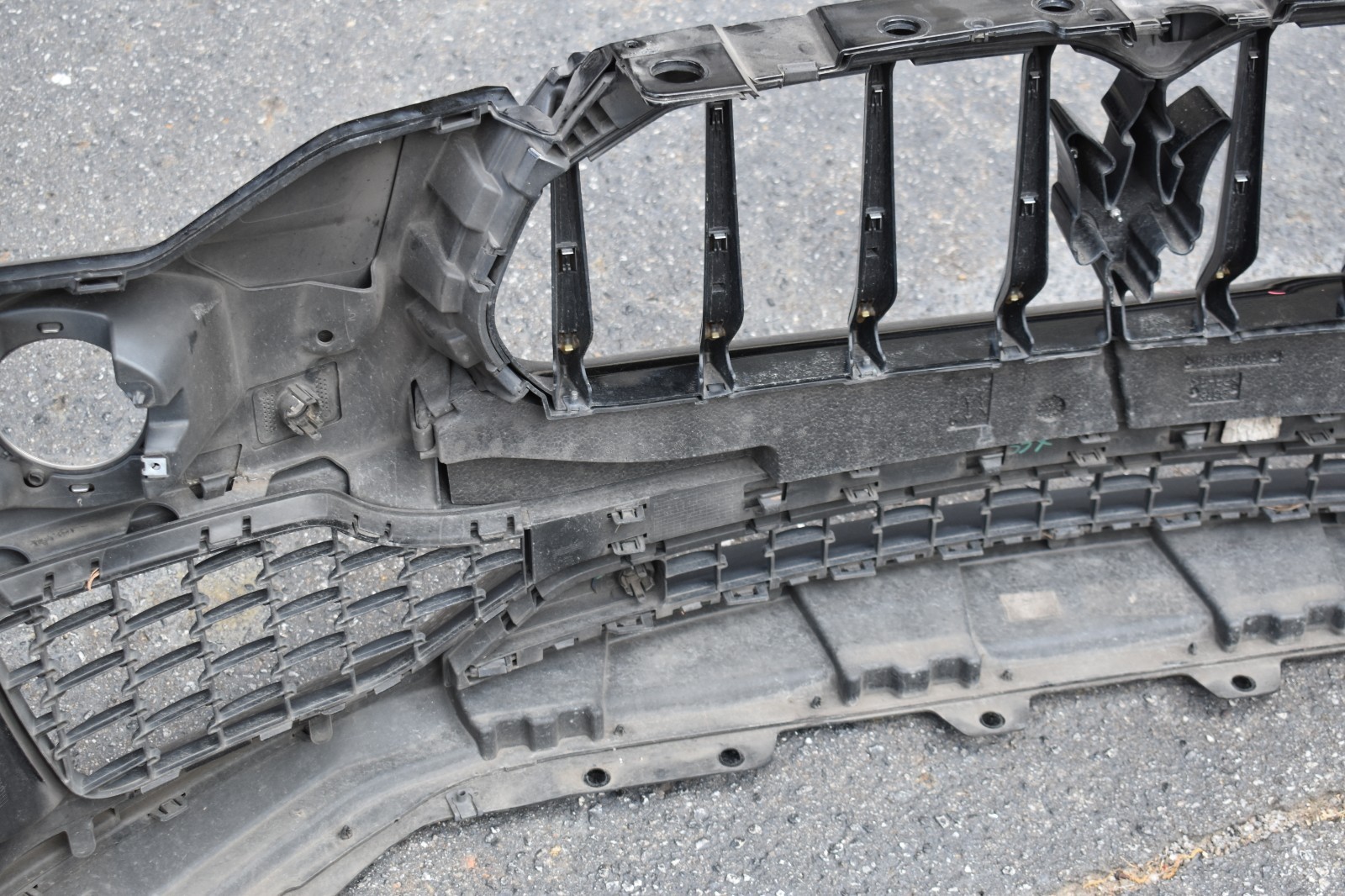 MASERATI LEVANTE FRONT BUMPER with GRILLE CAMERA RADAR GRANLUSSO 2017 -2024