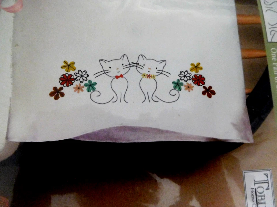 NEW NIP TOBIN RETRO CATS 20"X 30" 2 PILLOWCASES STAMPED FOR EMBROIDERY PRETTY! - Image 4 of 4