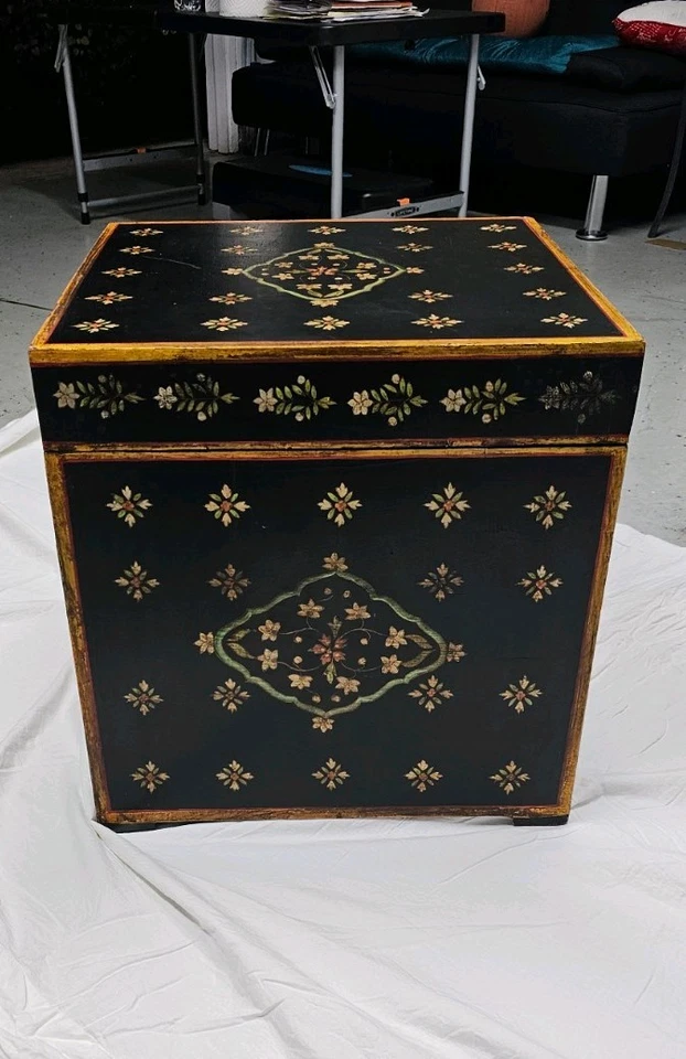 Baúl de almacenamiento de arte popular estilo mogol de los años 50 pintado a mano Foto 2 de 4