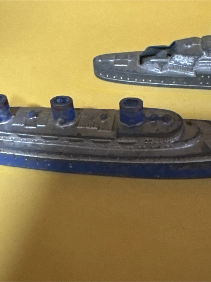 Dos barcos diecast Tootsietoy años 1940-50 destructor de la Armada y barco de transporte Foto 3 de 4