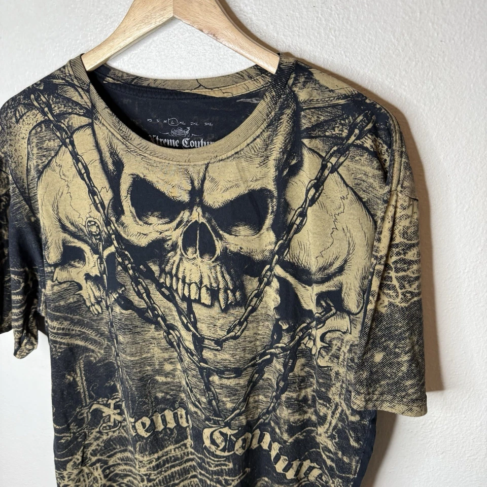 Camiseta masculina grande Xtreme Couture caveira estampa toda corrente - Imagem 2 de 4
