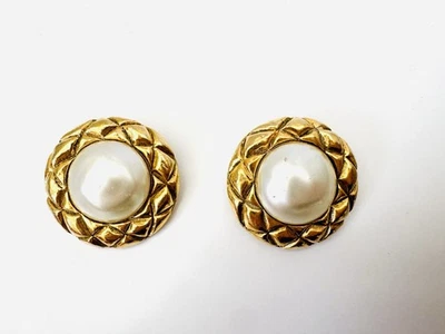 Boucles d'oreilles matelassée en perles CHANEL Vintage - Photo 1/4