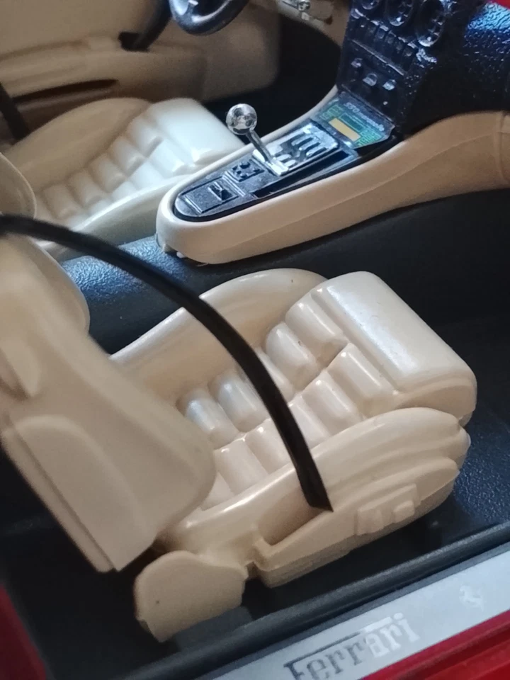 modello Ferrari 550 Maranello 1996 Burago sc 1:18 con supporto da esposizione - Immagine 3 di 4