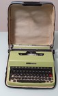 Macchina da scrivere Olivetti lettera 32 colore verde custodia originale.