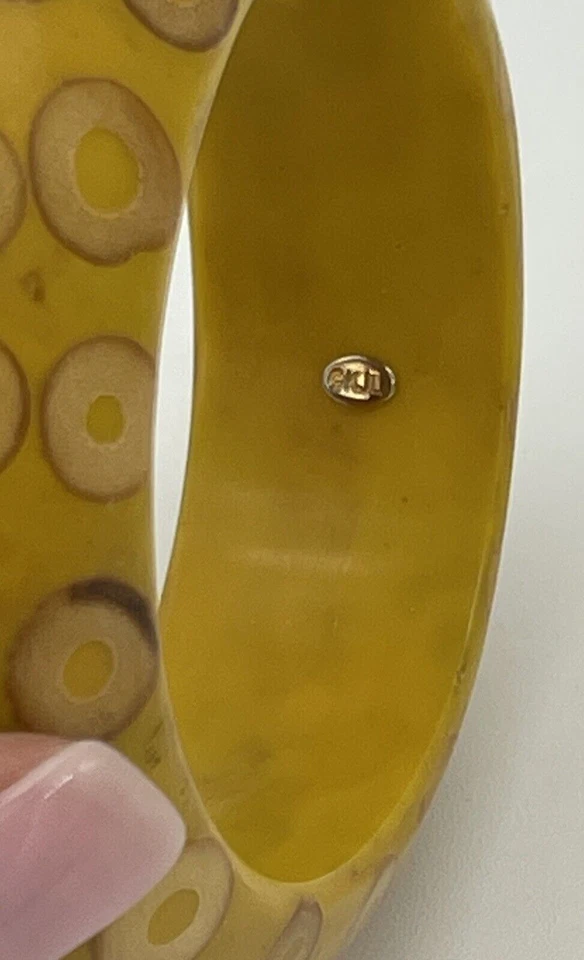 Brazalete grueso Kenneth Jay Lane KJL con madera encapsulada - amarillo firmado Foto 4 de 4