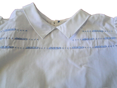 Altes Kinder Corsage Shirt Baumwolle weiß blaue Stickereien N 459