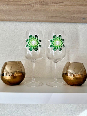 Juego de 2 Copas de vino pintadas a mano con diseños de mandalas. 68cl c/u.