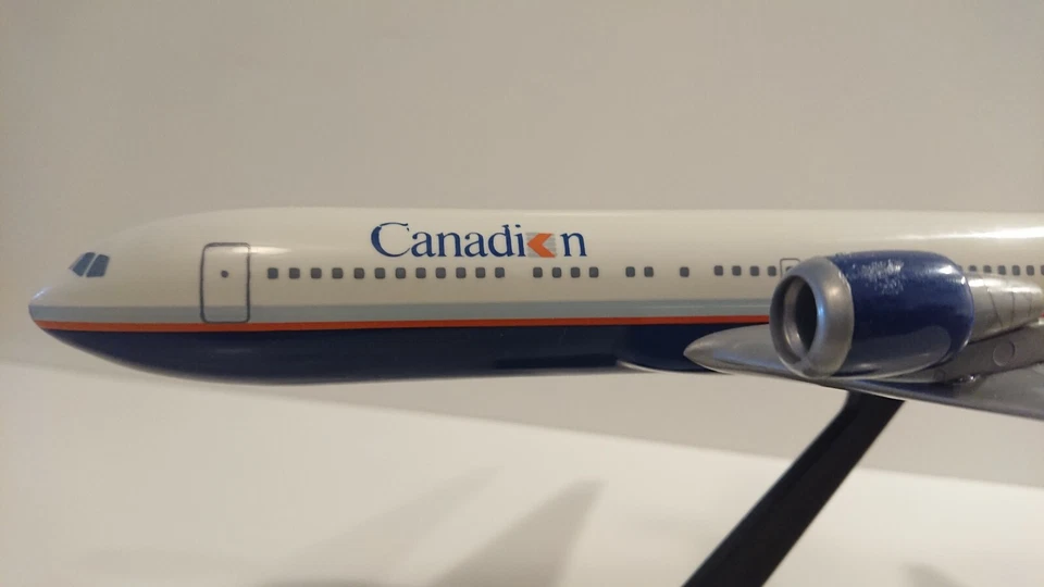 MODELLINO AEREO DI LINEA IN PLASTICA CON SUPPORTO DA MONTARE CANADIEN - Immagine 3 di 4