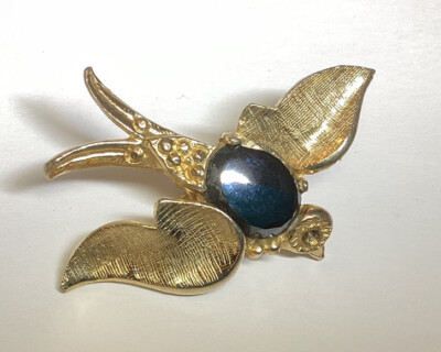 VINTAGE FLYING BIRD BROOCH PIN WITH HEMATITE STONE GOLDTONE 