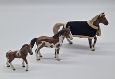Schleich Pferd Braun / Weiß mit Decke und zwei Fohlen