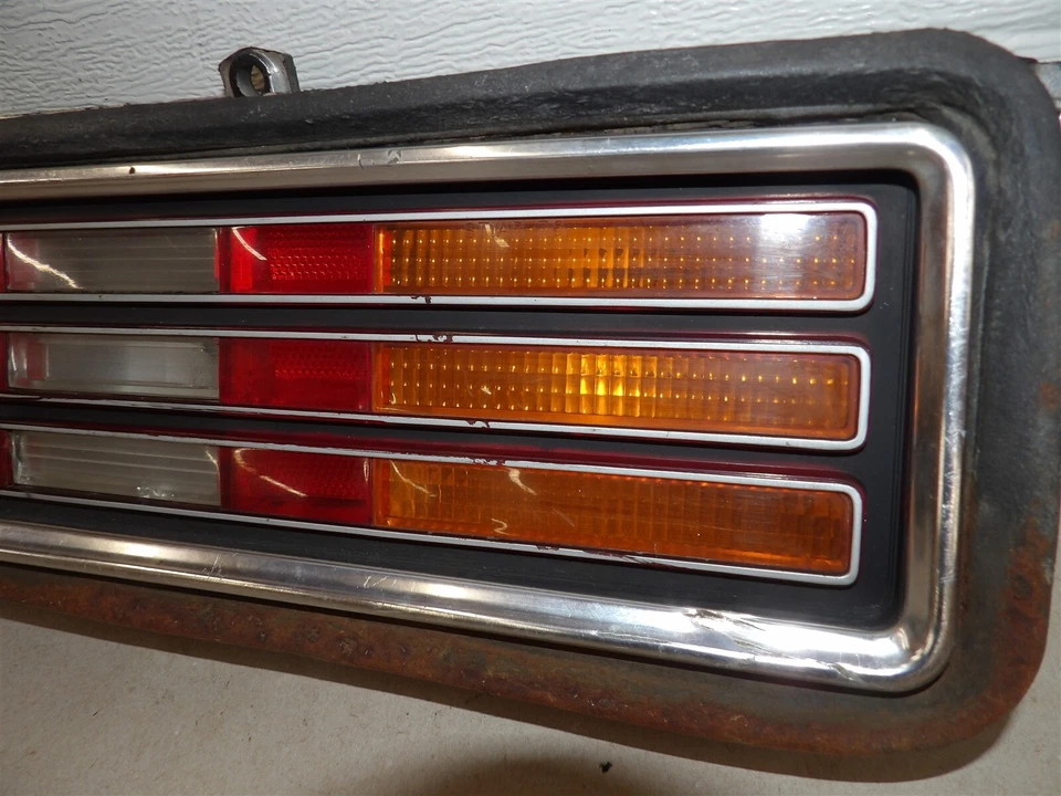 LÁMPARA LUZ TRASERA LADO CONDUCTOR IZQUIERDA PONTIAC VENTURA II 1975-1977 -excepto SJ y Fórmula Foto 3 de 4