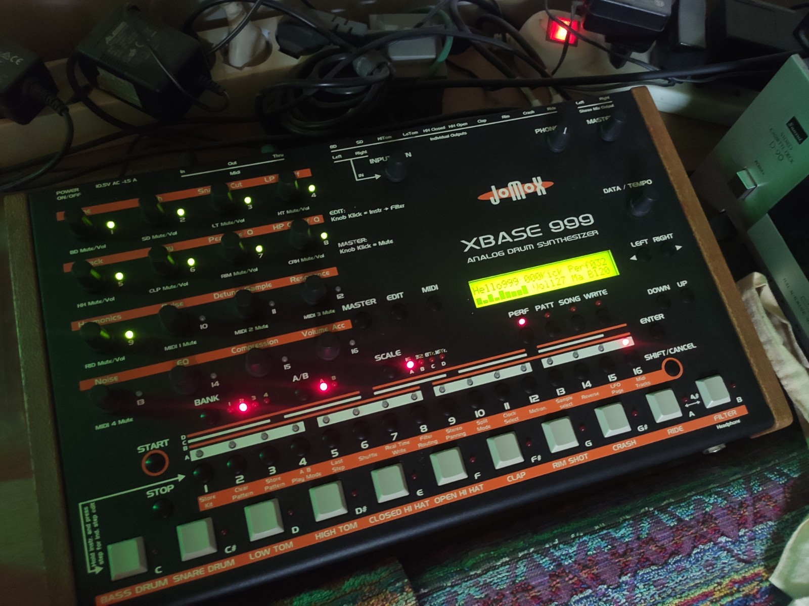 Jomox xbase 999