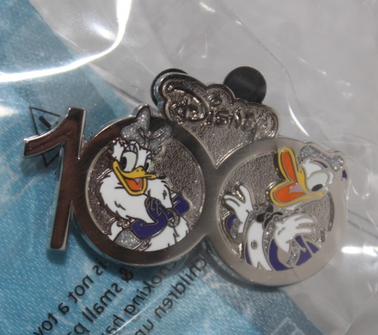 DISNEYLAND 100 YEAR ANNIVERSARY DONALD DAISY PIN & LANYARD COSTCO TRAVEL '24 NEW