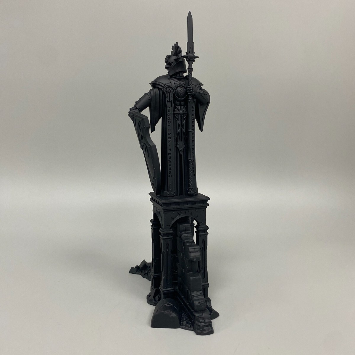 Statue of archaic warrior in 1/56 scale - Guardian Idol for Warhammer
