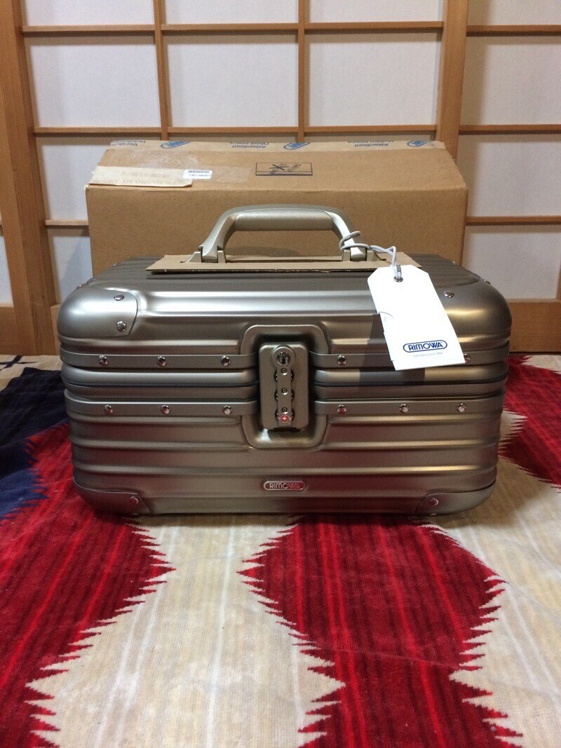 Unused Rimowa Topas Titanium Beauty Case 920.38.03 Suitcase Unused Rimowa Topas Titanium Beauty Case 920.38.03 Suitcase