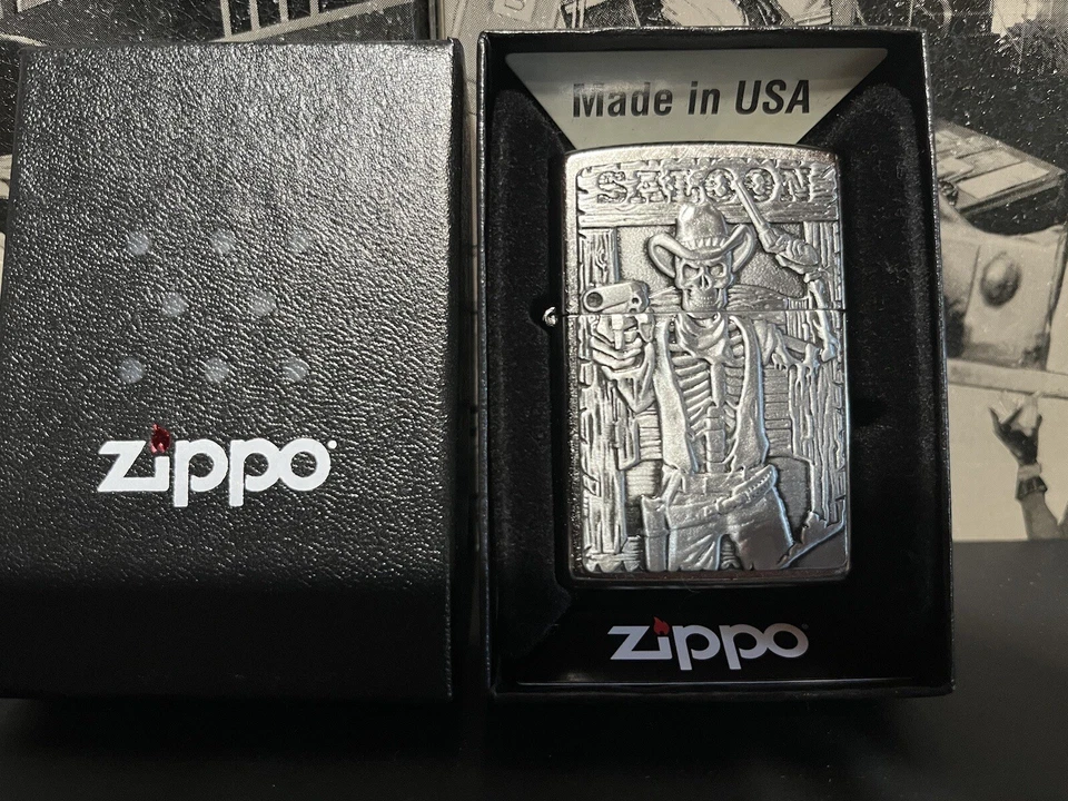 Encendedor con emblema a prueba de viento Zippo, calavera de salón vaquero con pistola, 49298, nuevo en caja Foto 4 de 4