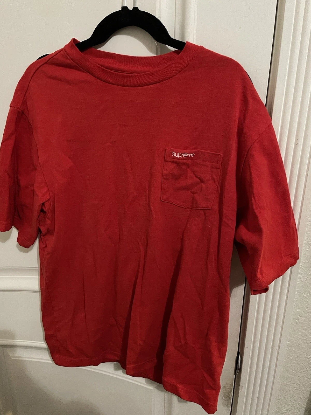 T shirt Supreme à Poches Courtes « Rouge » Taille Medium SS24