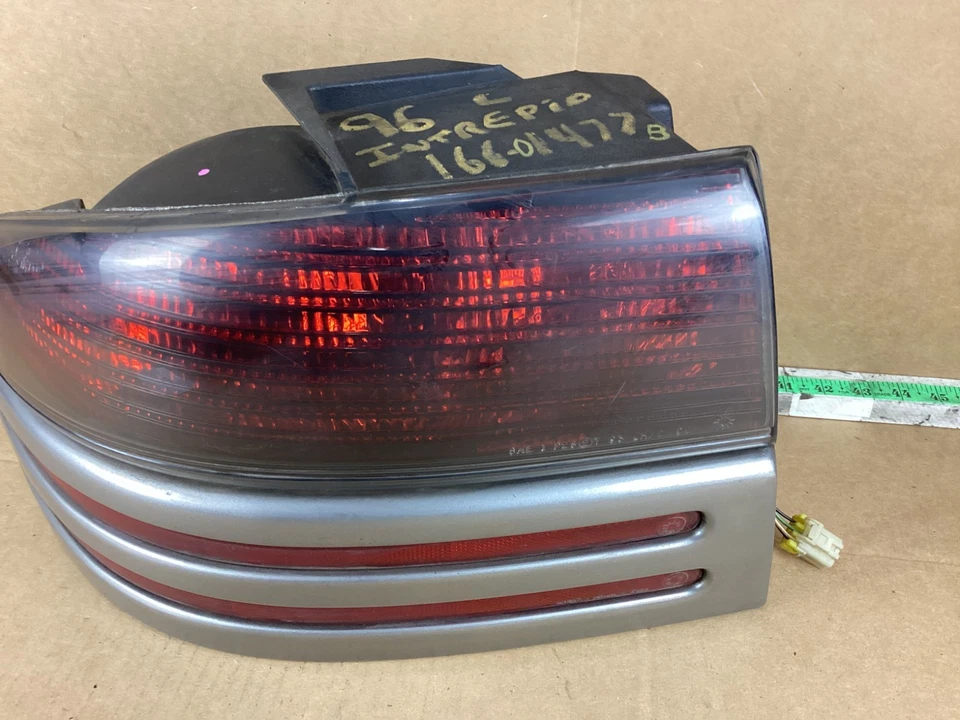 Luz trasera izquierda del lado del conductor Dodge Intrepid 1993-1997 04624379 OEM Foto 2 de 4