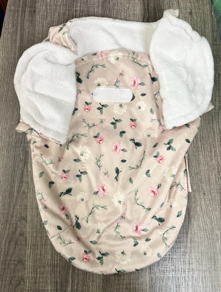 Manta envolvente de lana de felpa floral recién nacido Mantas & Beyond Foto 2 de 3