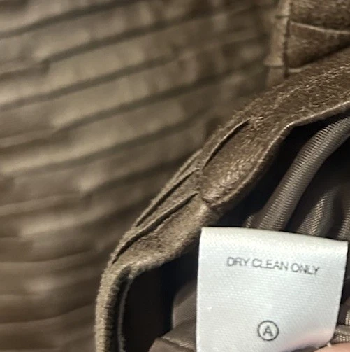 Chaleco informal tipo imitación cuero plisado marrón talla grande Erin London para mujer Foto 4 de 4