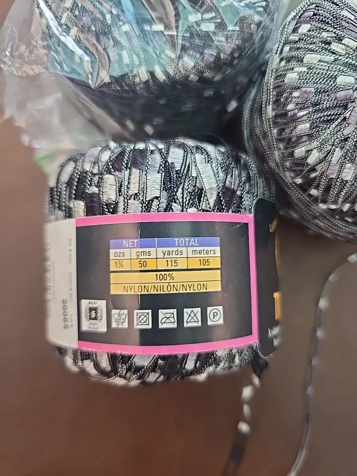 Hilo de cinta laxy brillante enrejado marca Lion gris y blanco negro Foto 3 de 4