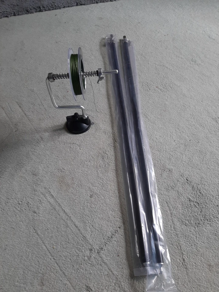 SCHNURSPULGERÄT PLUS 2 ERDSPIESE  UND CA. 100M  RAUBFISCH SCHNUR